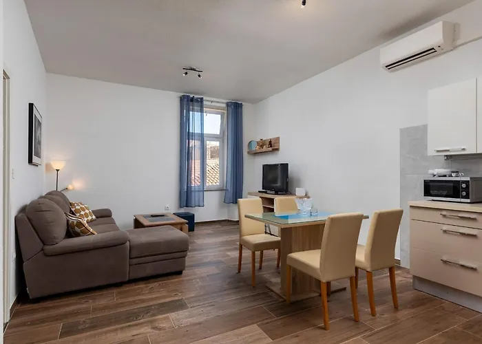 Smaila 1729 아파트 풀라