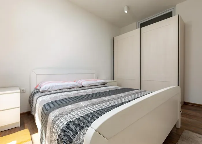 Smaila 1729 아파트 풀라