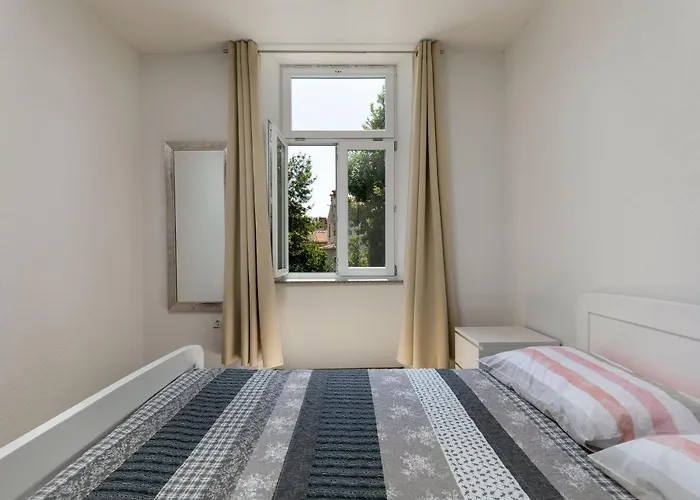 Smaila 1729 아파트 풀라